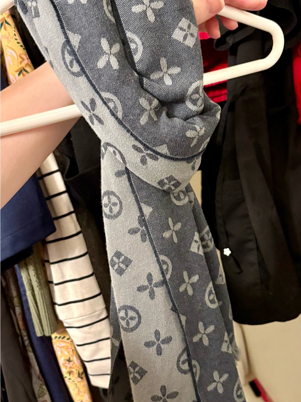 Designer-Inspired Floral Jacquard Scarf in Gray